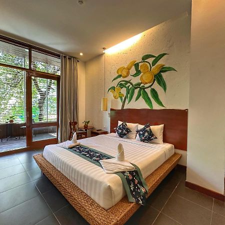 Monsoon Riverside Hotel Phnom Penh Exterior photo