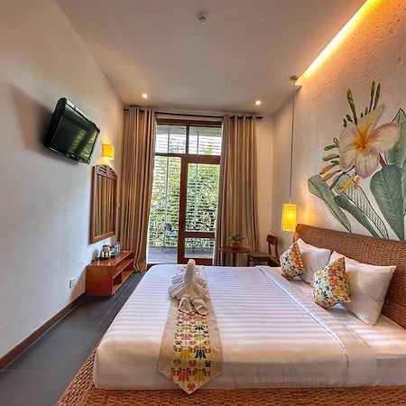 Monsoon Riverside Hotel Phnom Penh Exterior photo
