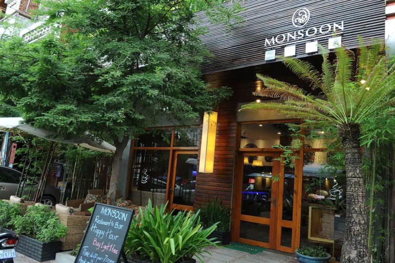 Monsoon Riverside Hotel Phnom Penh Exterior photo
