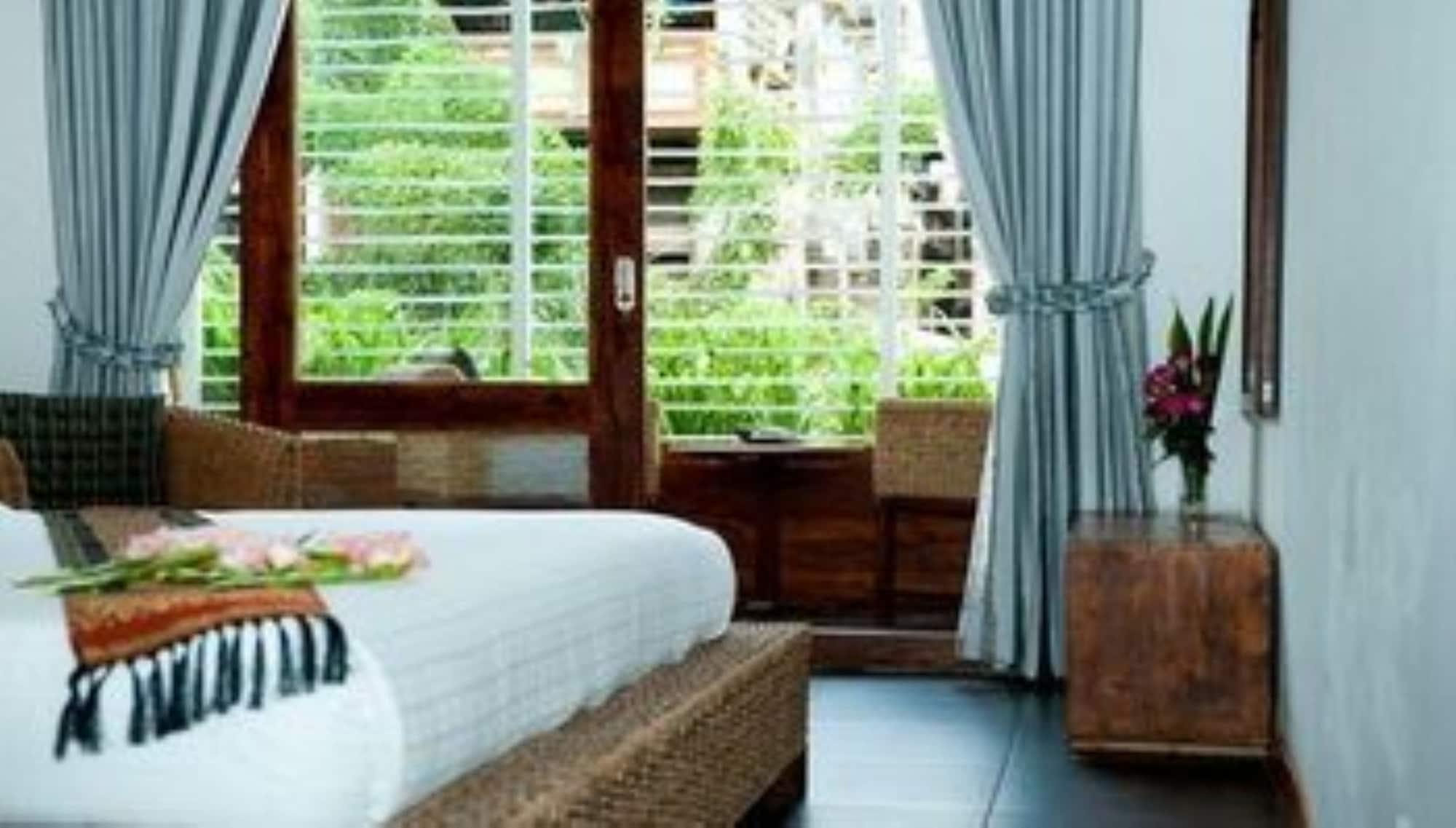 Monsoon Riverside Hotel Phnom Penh Exterior photo