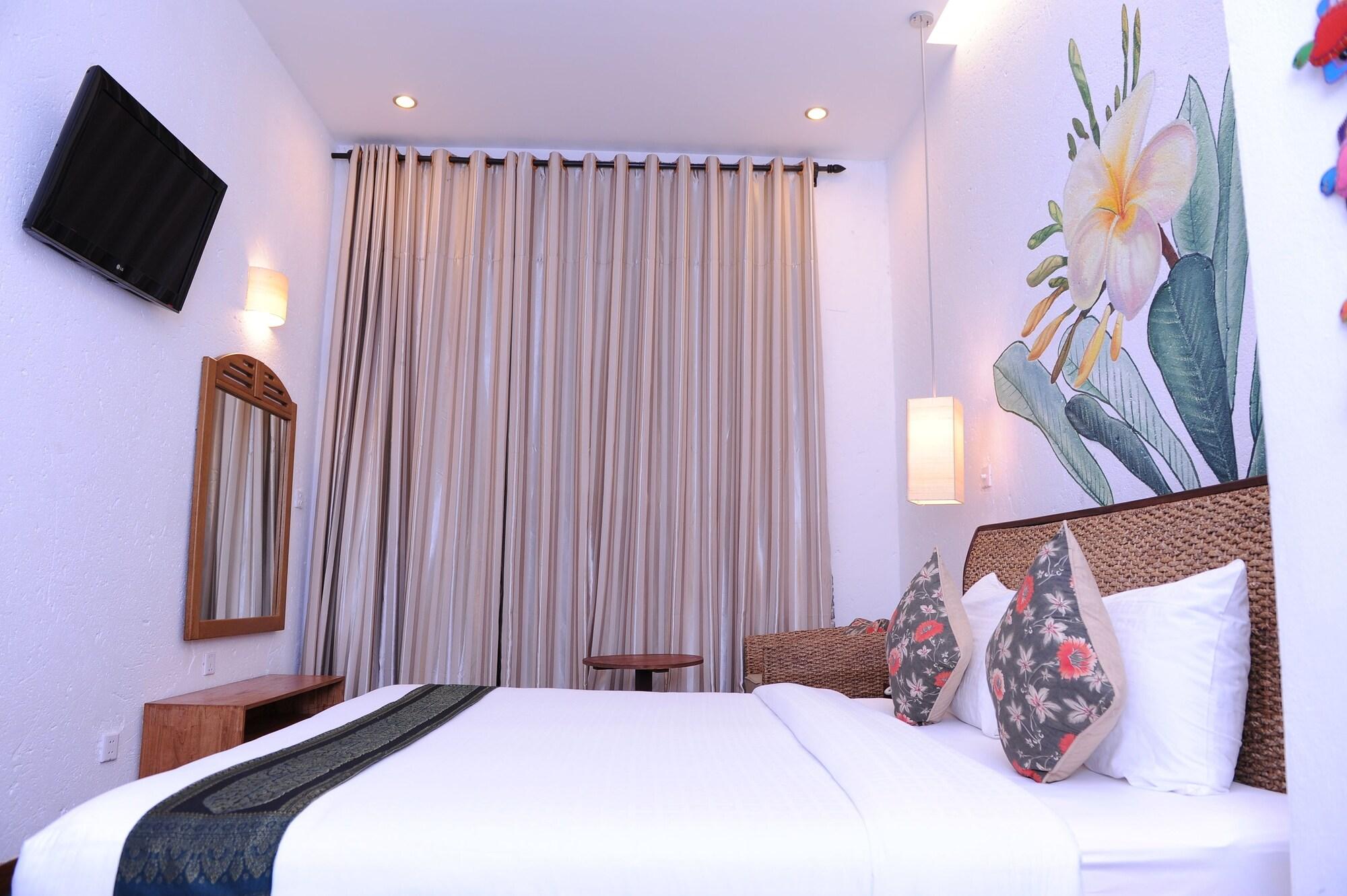Monsoon Riverside Hotel Phnom Penh Exterior photo