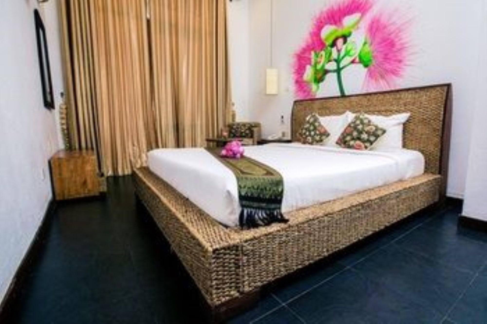 Monsoon Riverside Hotel Phnom Penh Exterior photo