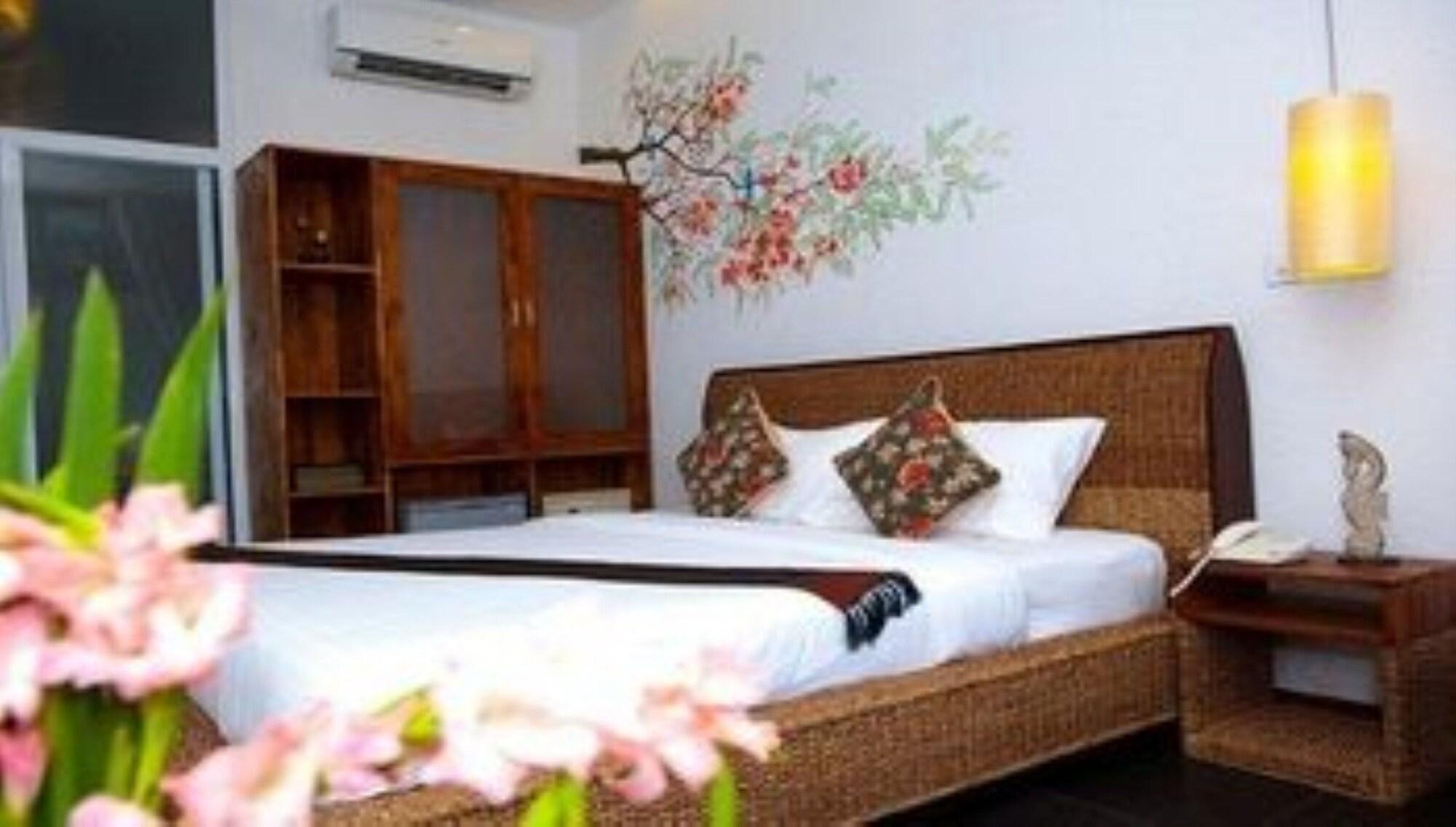 Monsoon Riverside Hotel Phnom Penh Exterior photo