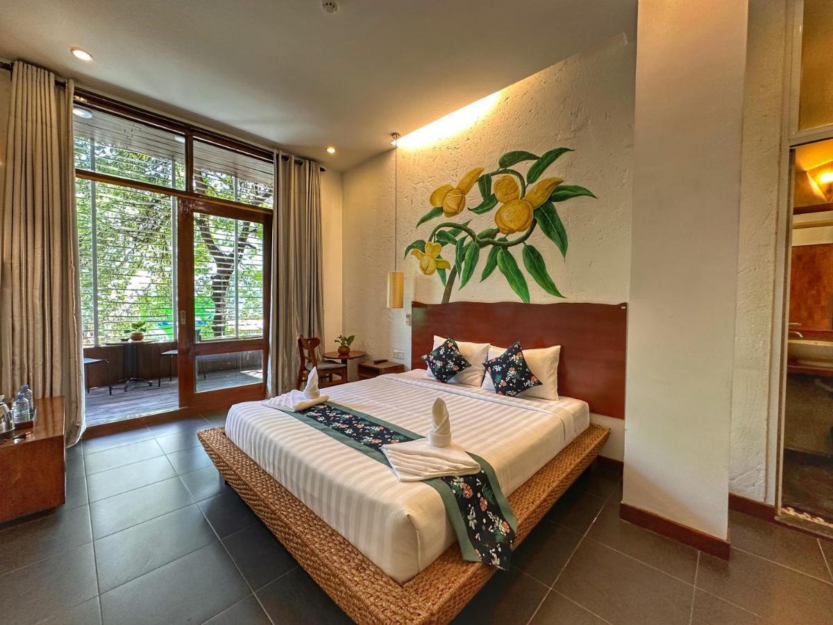 Monsoon Riverside Hotel Phnom Penh Exterior photo