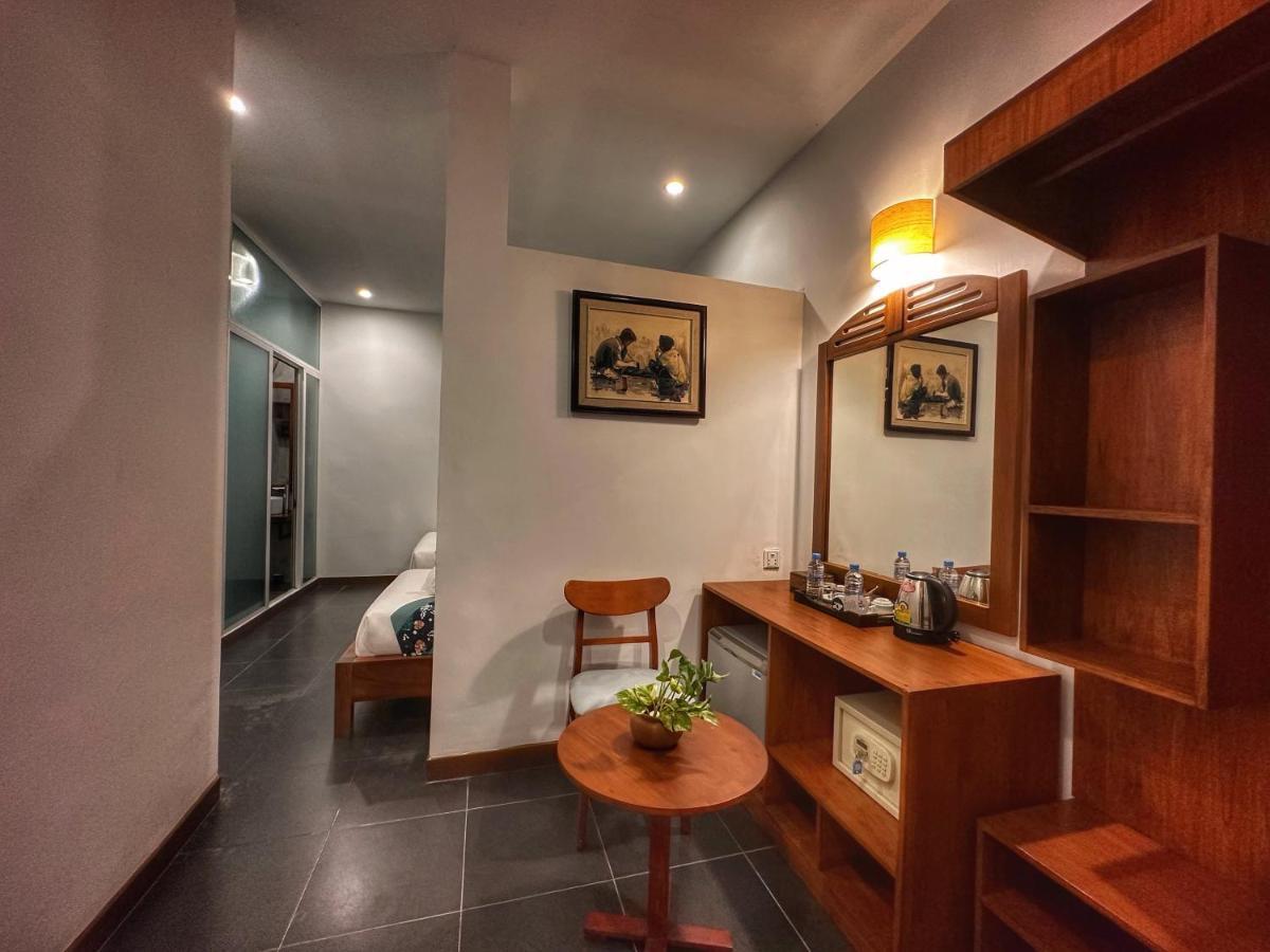 Monsoon Riverside Hotel Phnom Penh Exterior photo