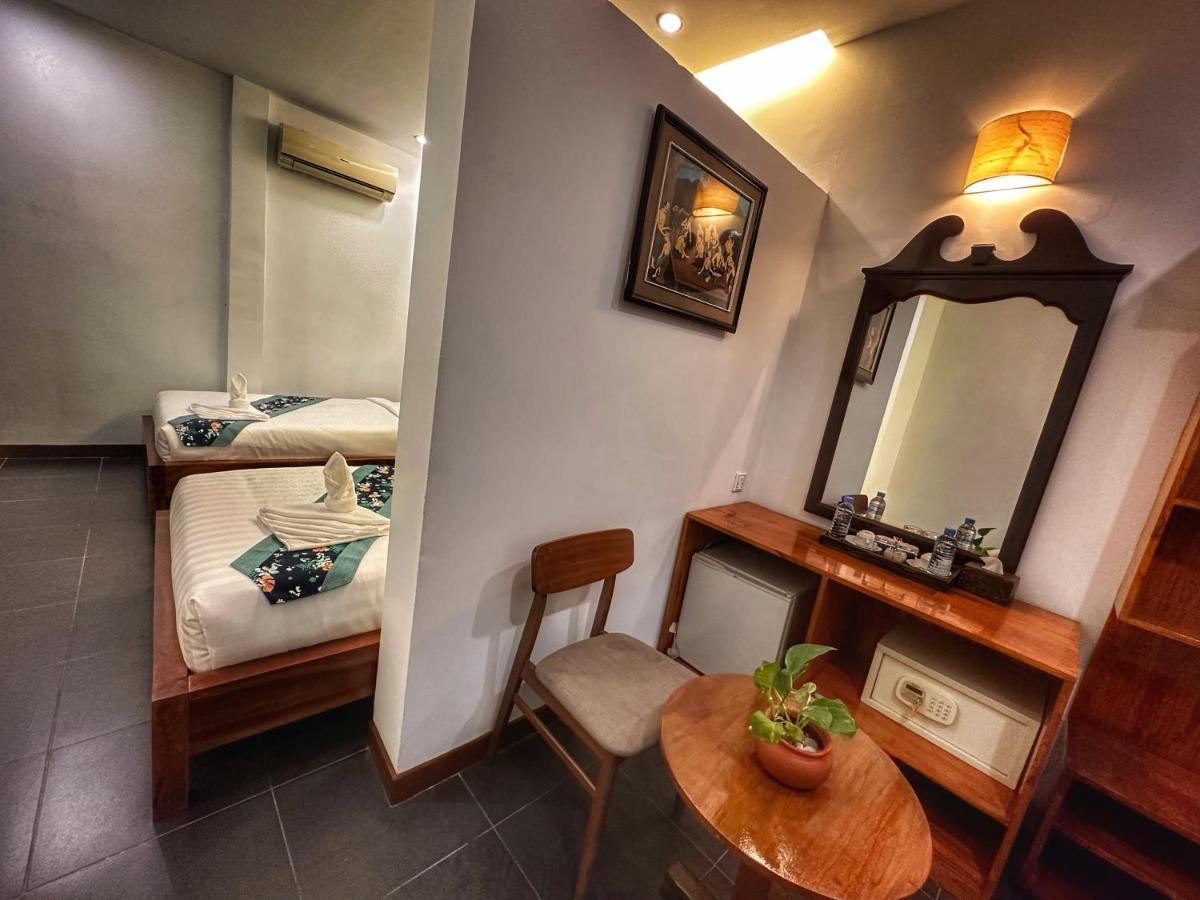 Monsoon Riverside Hotel Phnom Penh Exterior photo