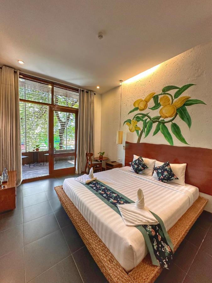 Monsoon Riverside Hotel Phnom Penh Exterior photo