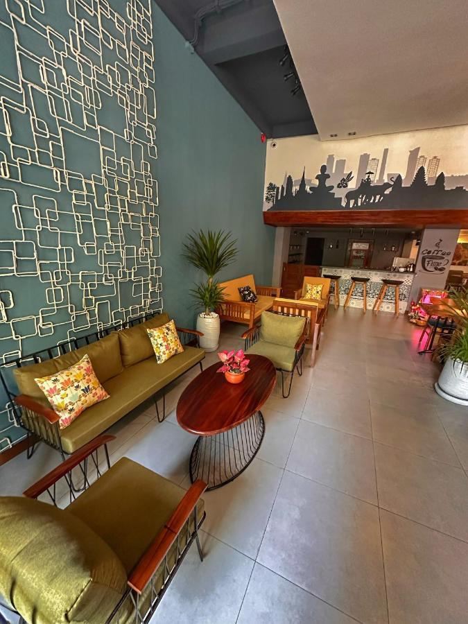 Monsoon Riverside Hotel Phnom Penh Exterior photo