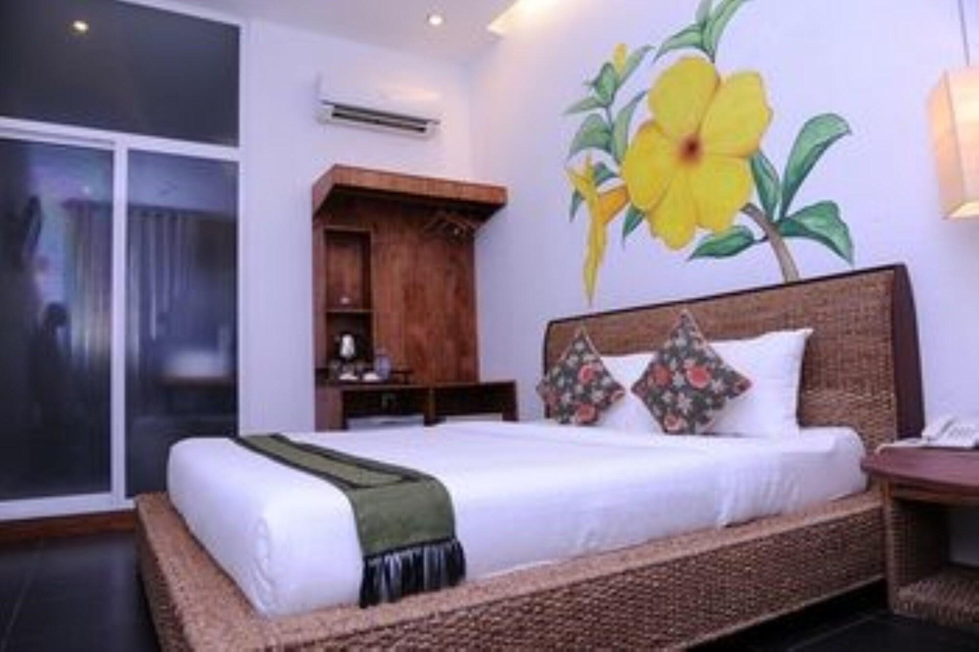 Monsoon Riverside Hotel Phnom Penh Exterior photo