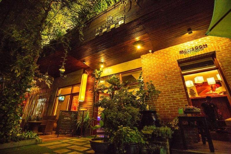 Monsoon Riverside Hotel Phnom Penh Exterior photo
