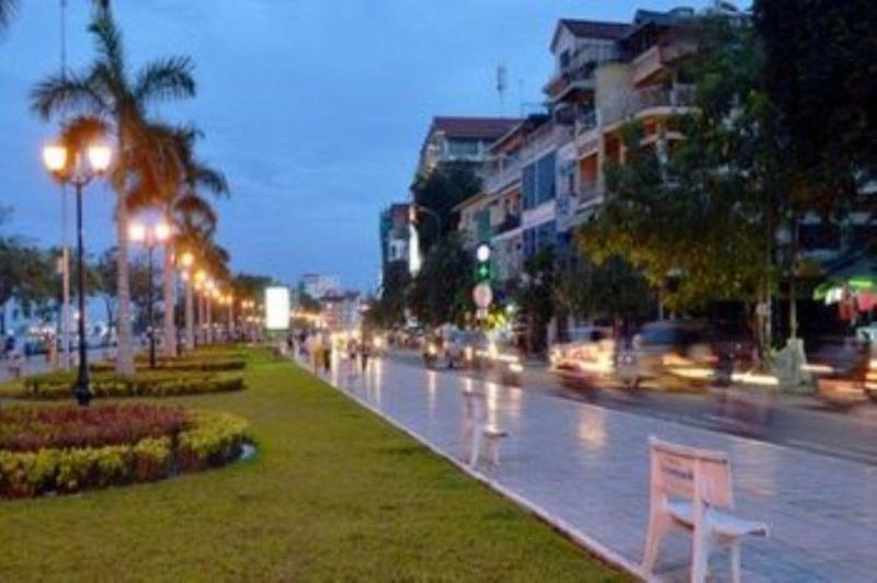 Monsoon Riverside Hotel Phnom Penh Exterior photo