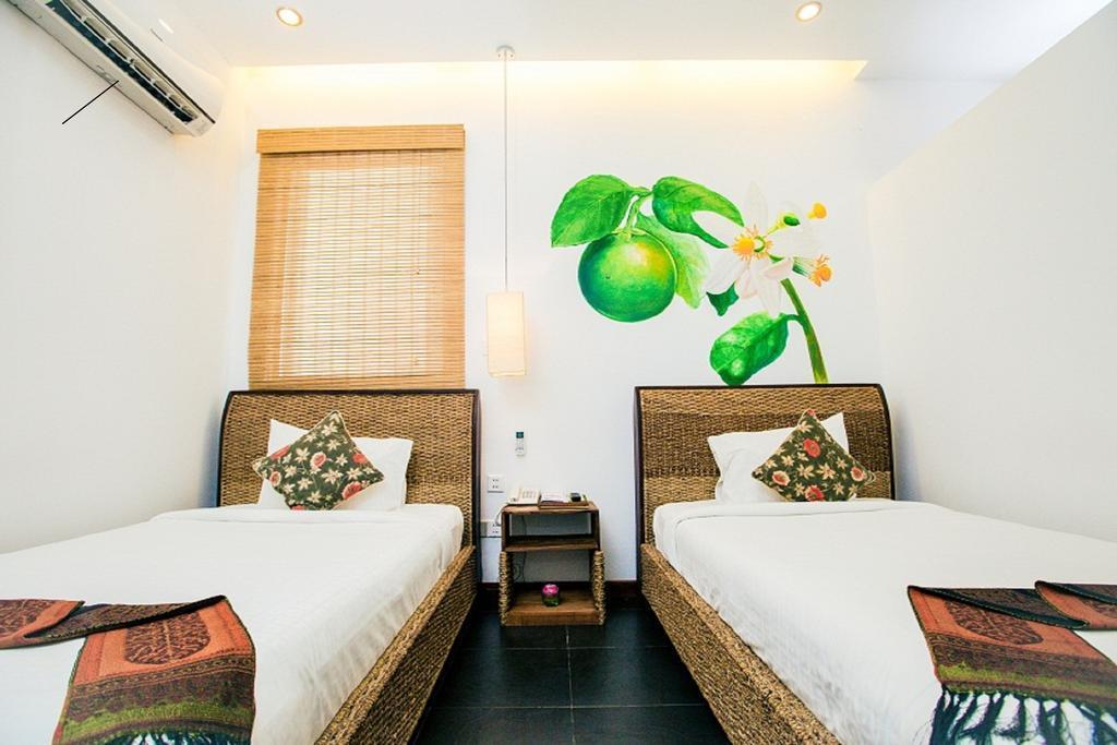 Monsoon Riverside Hotel Phnom Penh Exterior photo