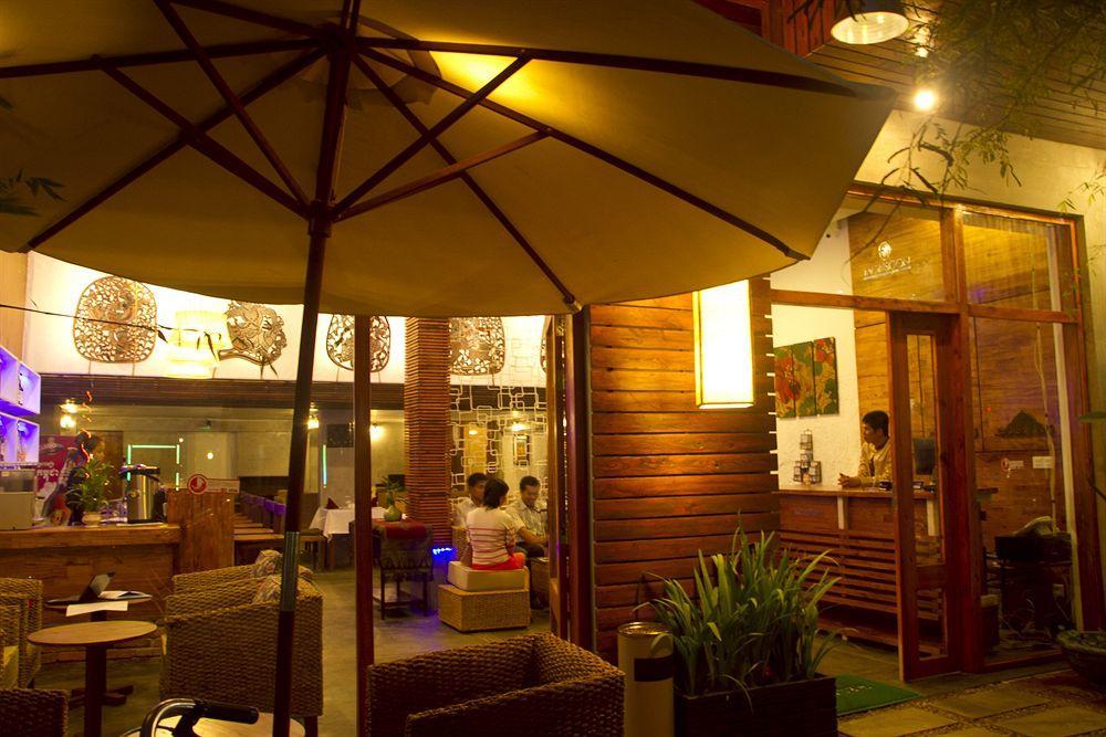Monsoon Riverside Hotel Phnom Penh Exterior photo